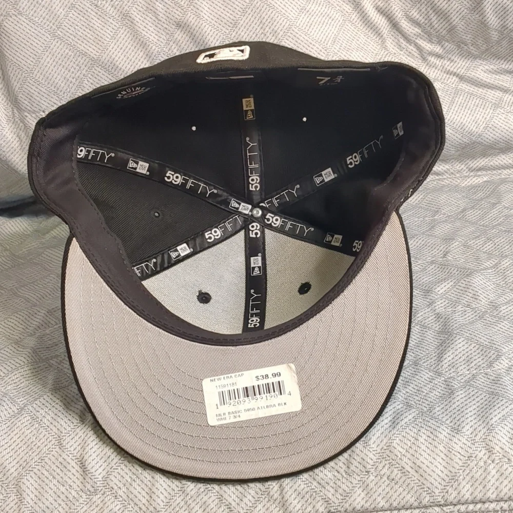 New Era Black Cap with White Embroidered Logo - Picture 3 of 16